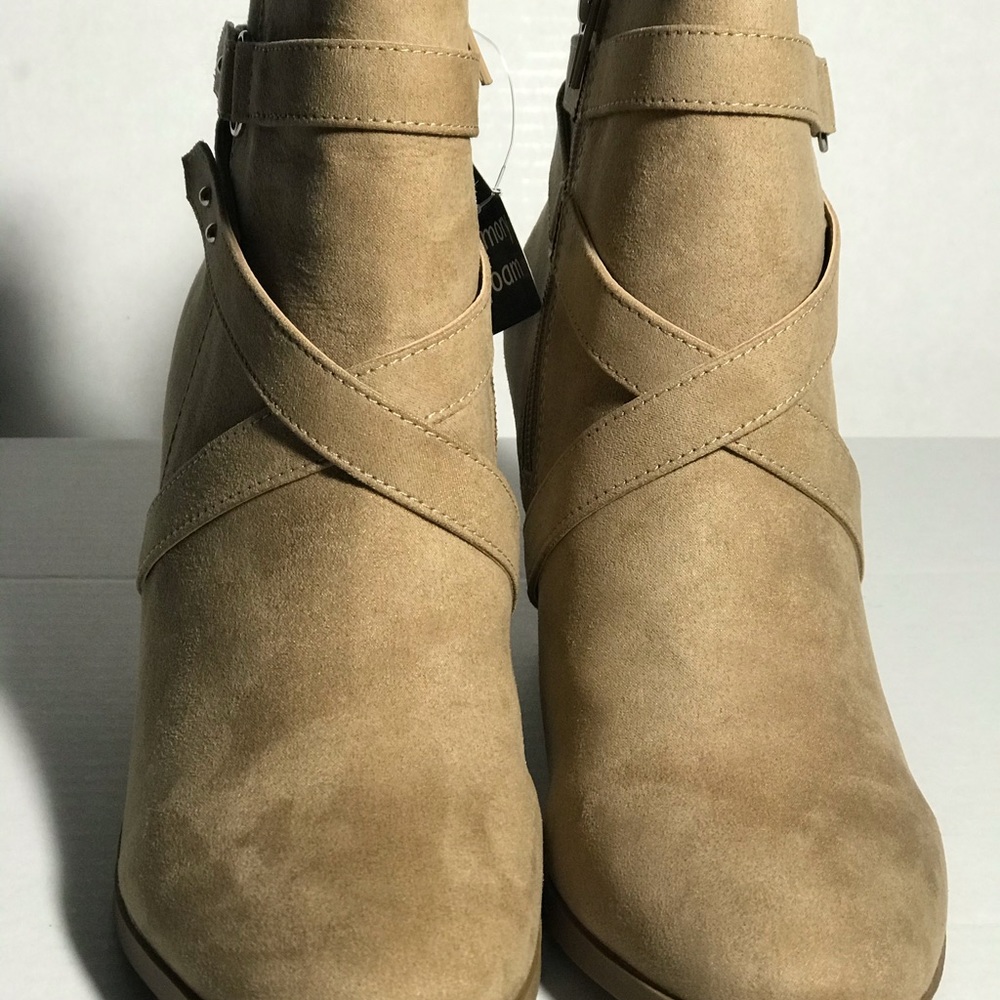 Boots - Picture 3 of 8